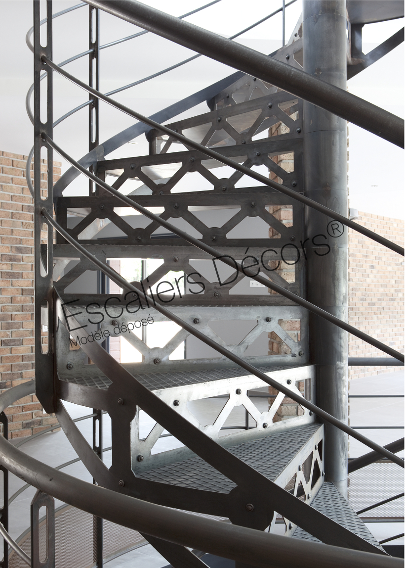 Photo DH88 - SPIR'DÉCO® San Francisco. Escalier sur 2 niveaux hélicoïdal d'intérieur en acier au design industriel pour une décoration de caractère.